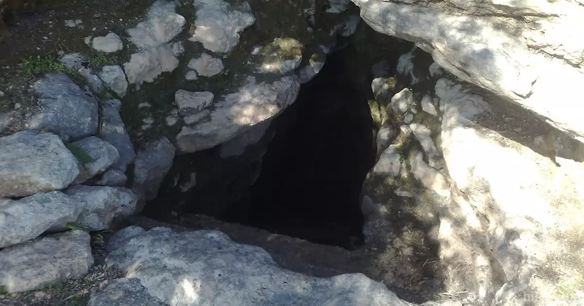 Karaisalı-Höhlen
