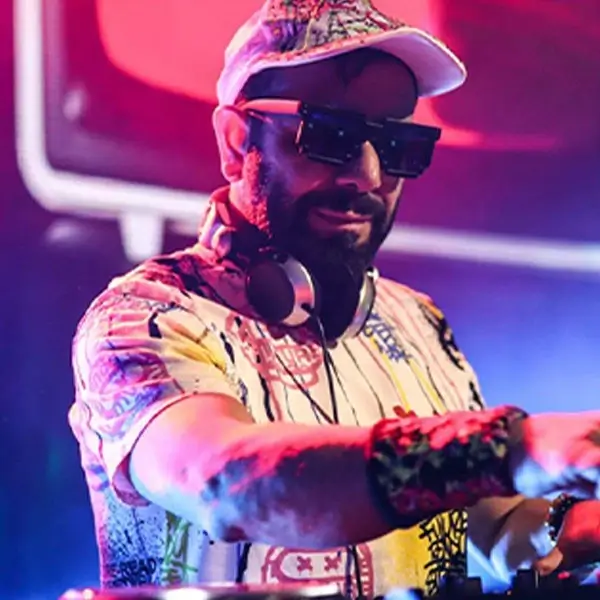 DJ Hakan Küfündür apresenta uma festa de pop turco dos anos 90 e 2000.